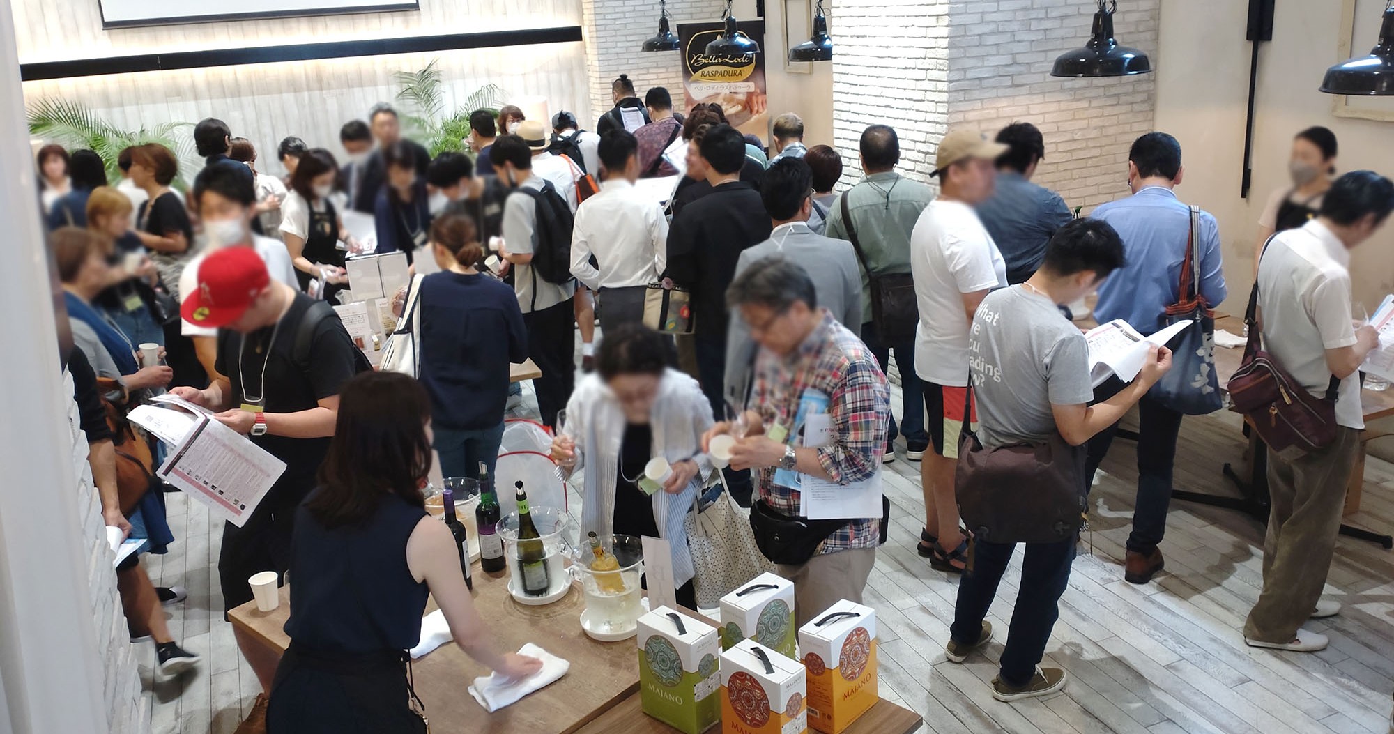 ワイン試飲会風景